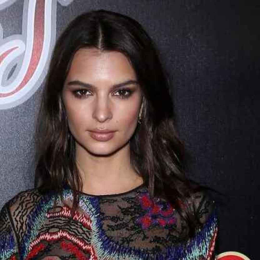 Emily Ratajkowski nuda, hacker rubano foto della modella (Emily Ratajkowski)